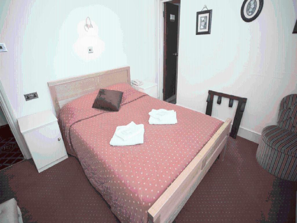 Oyo Ridgeway Hotel Chingford Room photo